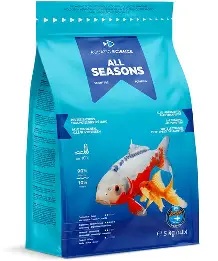 Duża, niebiesko-szara torba karmy dla ryb "AQUATIC SCIENCE ALL SEASONS" o wadze 5 kg. Na opakowaniu widoczna jest biało-czerwona ryba koi z mniejszą, złotą rybą. Karma jest uniwersalna, do stosowania w temperaturze powyżej $8^circtext{C}$.