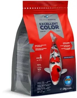 Duża, czerwono-szara torba karmy dla ryb "AQUATIC SCIENCE EXCELLENT COLOR" o wadze 2 kg. Na opakowaniu widoczna jest duża, biało-czerwono-czarna ryba koi. Karma przeznaczona jest do intensyfikacji koloru i pływa w temperaturze powyżej $16^circtext{C}$.