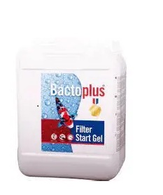 Biały kanister (pojemnik na płyn) z niebiesko-czerwoną etykietą "Bactoplus Filter Start Gel". Na etykiecie widnieje wizerunek ryby koi i krople wody.