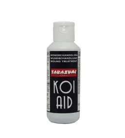 Mała, biała butelka z czarną etykietą "TAKZUMI CARE KOI AID WUNDBEHANDELING WOUND TREATMENT". Jest to preparat leczniczy do ran dla ryb koi.