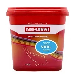 Czerwone wiadro karmy dla ryb Koi marki Takazumi. Na froncie znajduje się biały napis "TAKAZUMI PROFESSIONAL KOIFOOD" oraz niebieski okrąg z napisem "VITAL". Poniżej widoczny jest biały kontur ryby Koi na kolorowym, tęczowym tle.